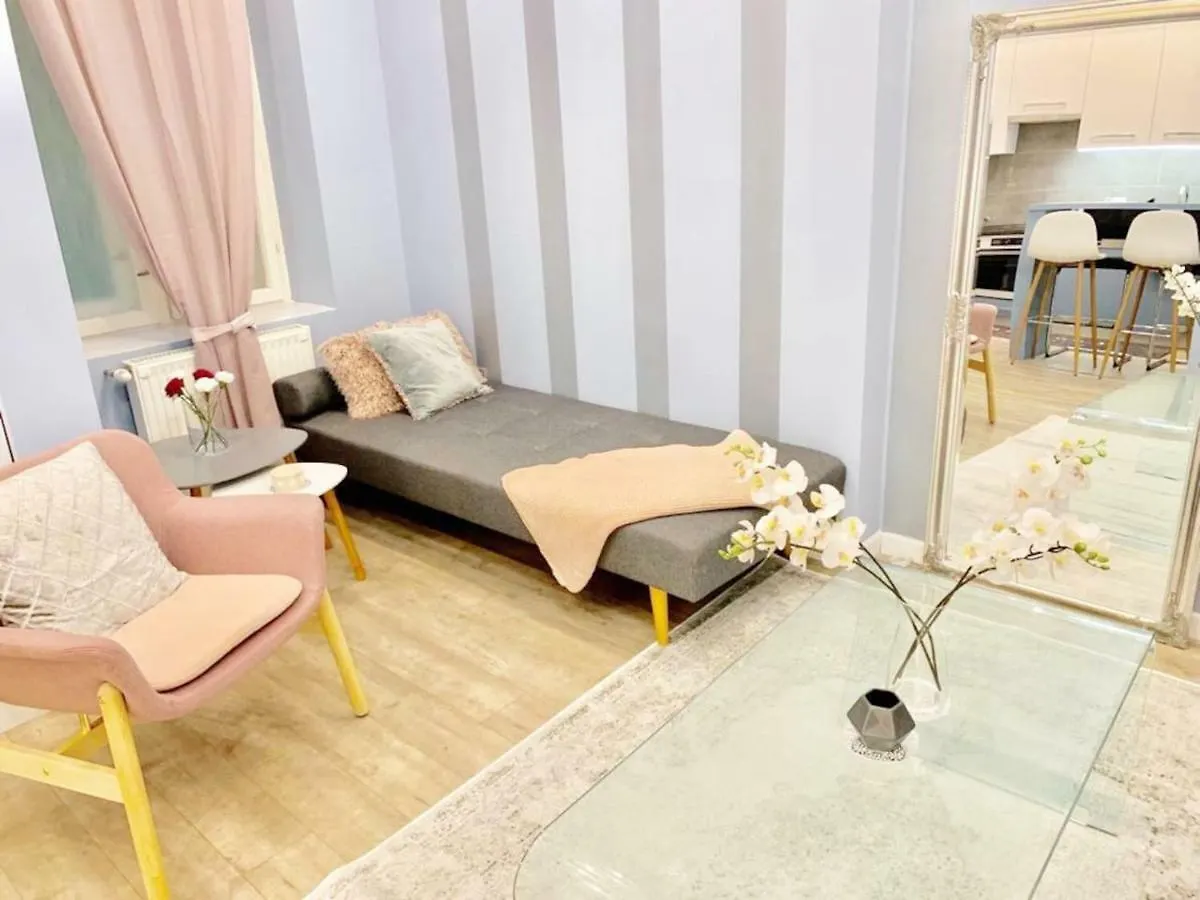 Διαμέρισμα Modern, Central Suites By Keleti - 2 Kitchens, A/C, Park Βουδαπέστη